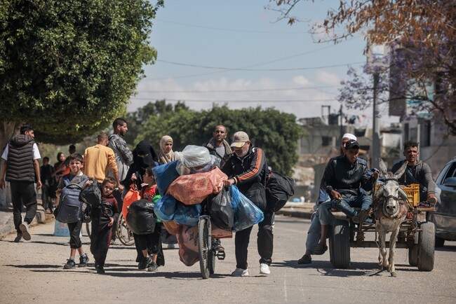 イスラエル軍の退避要求を受けて避難を開始するガザ地区の住民。身の回りの物を自転車に満載した＝2024年5月6日 (C) MSF