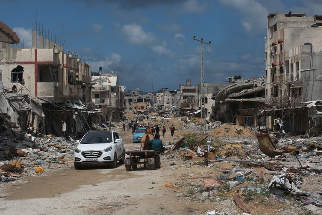 ラファから避難しハンユニスに向かうガザ地区の住民＝2024年5月6日 (C) MSF