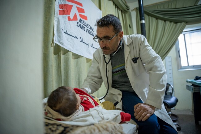 イドリブ県北部のテルマニン医療センターで診察する医師。MSFは病院スタッフとともに地域医療の格差を埋める＝2023年12月19日 (C) Abdulrahman Sadeq／MSF
