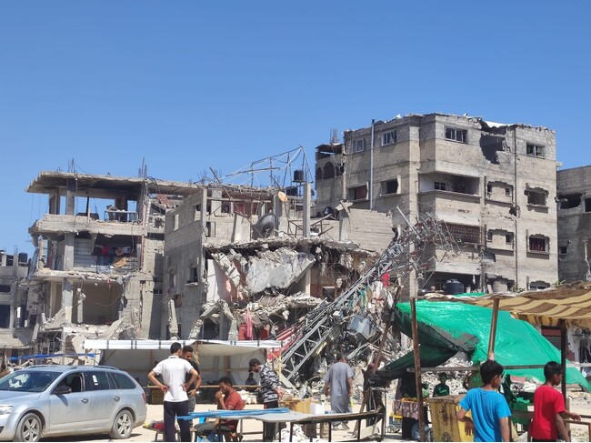 ラファで爆撃された建物の前でたたずむ人びと＝2024年5月10日　(C) MSF