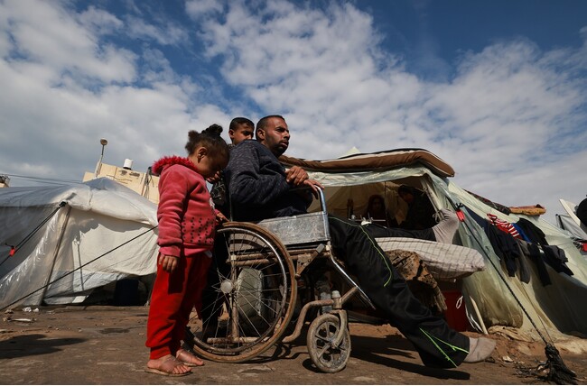 戦闘を逃れ4人の子どもらとラファに避難した男性。イスラエル軍のヘリコプターから足を狙撃された＝2024年1月28日　(C) MSF