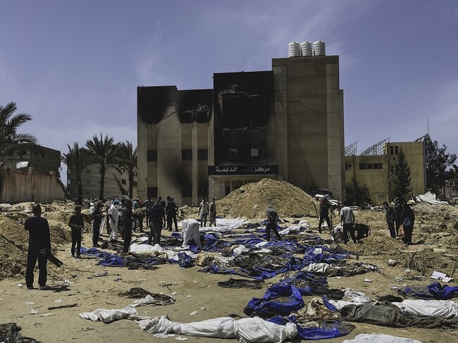 ハンユニスのナセル病院の前で遺体の確認をするガザ市民。MSFは遺体袋80個を寄贈した＝2024年4月22日　(C) Ben Milpas／MSF