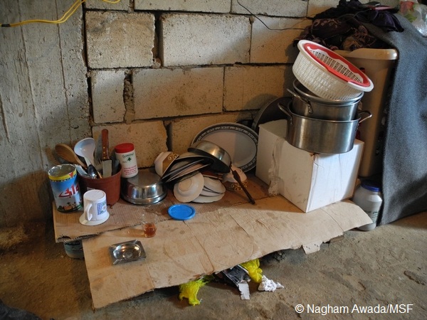 ベッカー高原アルサルに身を寄せるシリア人難民3家族が使うキッチン。このような生活環境は難民の健康状態を悪化させる