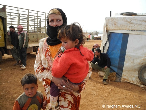 シリア・ホムスから逃れてきた難民が多く滞在するベッカー高原アルタイべの臨時難民キャンプ。子どもたちのほとんどはインフルエンザや皮膚病などを患っている