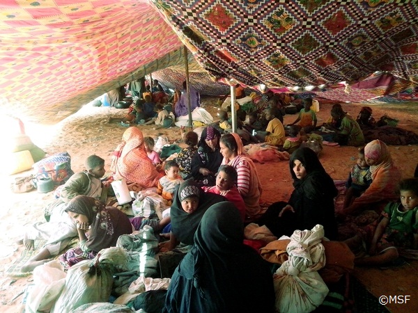 モーリタニア・ファサラの難民キャンプ。人びとは大きなテントの下に集められるが、風雨をしのぐことはできない