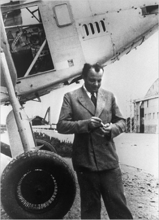 「星の王子さま」の作者はフランス人の飛行士、アントワーヌ・ド・サン＝テグジュペリ。1943年にアメリカで出版