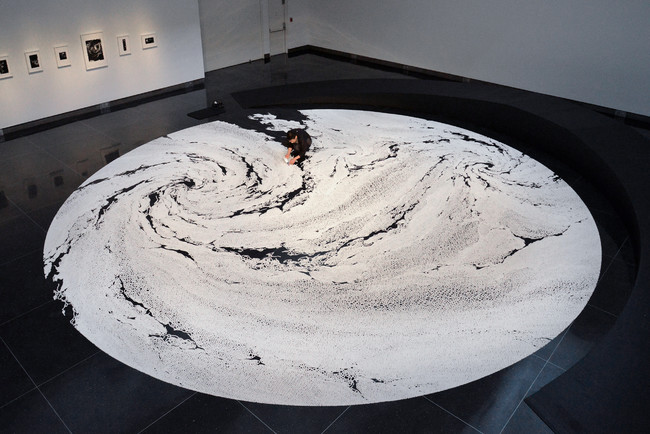 たゆたう庭　個展︓“海に還る”　ショー・ギャラリー、ソルトレイクシティ 2014　© Motoi Yamamoto