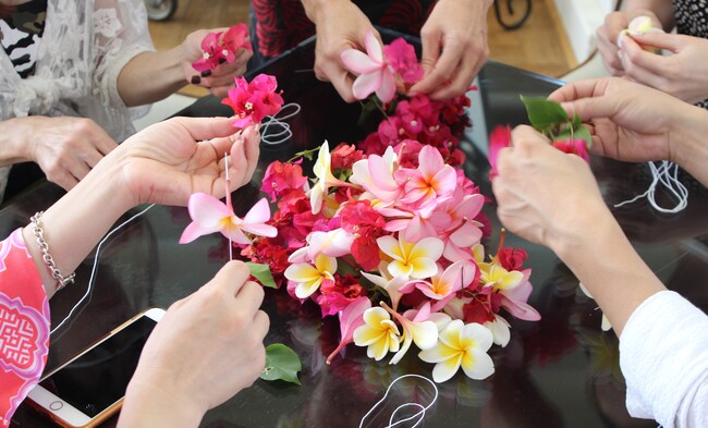 カハラの敷地内にある季節の草花を利用した、レイメイキングの体験。レイ(Lei)はハワイでは「愛」や「友情」の象徴とされており、お祝いやご挨拶など特別な機会に、大切な人にプレゼントをするものです。 カハラの敷地内にある季節の草花を利用した、レイメイキングの体験。レイ(Lei)はハワイでは「愛」や「友情」の象徴とされており、お祝いやご挨拶など特別な機会に、大切な人にプレゼントをするものです。