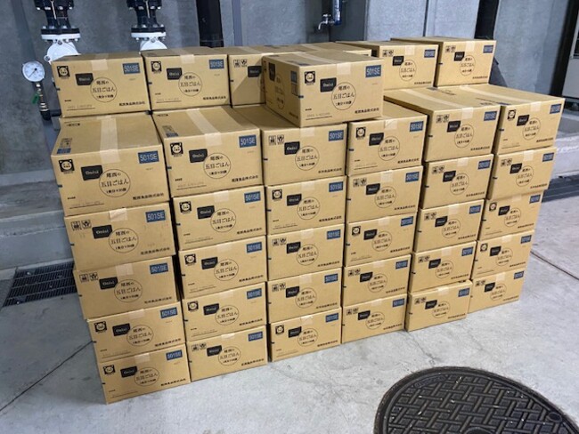 フードバンクへ寄付するアルファ米(2022年10月25日寄付時) フードバンクへ寄付するアルファ米(2022年10月25日寄付時)