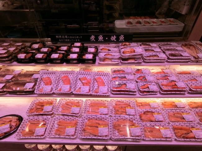 店舗で販売している原料を使用した店内製造の「煮魚・焼魚」を販売しています。