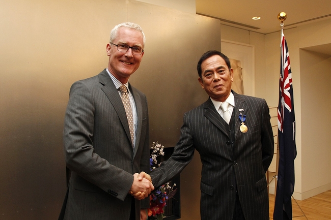 （左）ブルース・ミラー駐日オーストラリア大使　　　　　　　　（右）柴俊夫さん