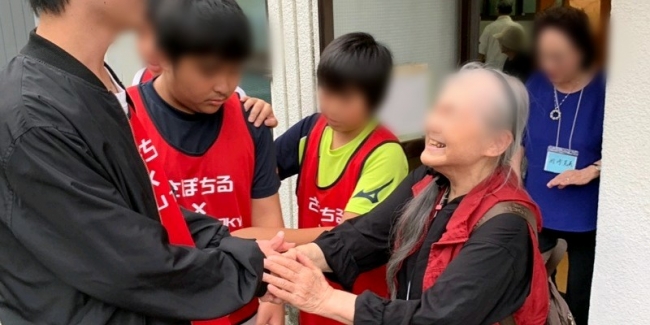 不登校 ひきこもりの生徒たちが 下北沢の商店街を盛り上げる 高齢者サロンで交流イベントを開催 Resta Group株式会社のプレスリリース