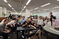 アパレル企業がプロマジシャンによる”マジック研修”を実施。「人を笑顔にする企業」を目指します！