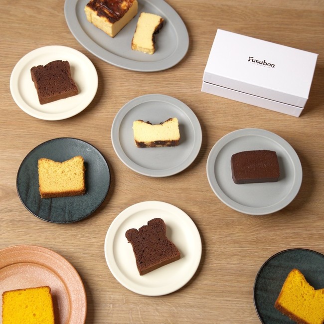 低糖質パンとスイーツの専門店 フスボン がバスクチーズケーキやパウンドケーキ などの新商品を追加 7周年を記念した7種のギフトスリーブも制作 株式会社コレットのプレスリリース