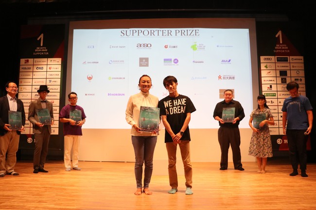 24件のサポーター賞を獲得した堤梨佳さん（左）。オンライン視聴者含めたオーディエンス賞も獲得しました。