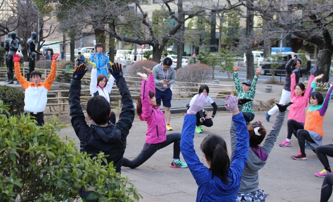 千鳥ヶ淵公園でストレッチをする高橋尚子（中央）と参加者