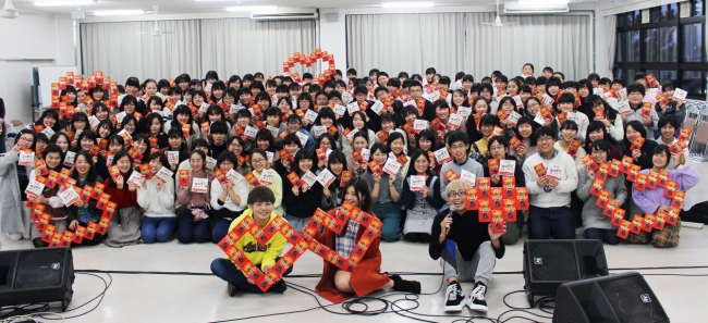 卒業する先輩から後輩へ贈るメッセージ まるりとりゅうがが同志社香里中学校 高等学校へ 生徒たちへスペシャルライブのプレゼントも Tokyo Fmのプレスリリース