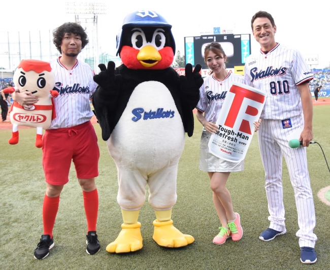 つば九郎とDJパトリックと集合写真