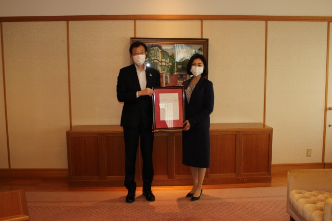 神戸市への発展協力 マスク１万枚を神戸市教育委員会に寄付 神戸学園理事長が神戸市長を訪問 学校法人 神戸学園のプレスリリース