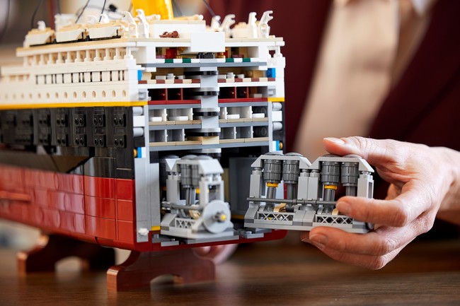 レゴで伝説の豪華客船1/200スケールで復活！ 全長1.3mを超えるレゴ史上