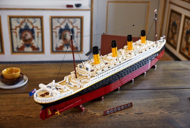 レゴで伝説の豪華客船1/200スケールで復活！ 全長1.3mを超えるレゴ史上