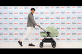 “日本一、イベントにベビーカーが集まる男”小島よしおさんが、ピジョンの新ベビーカー『epa(エパ)』発表会に華麗な姿で登場! おしゃれなパパの装いでリアルな子育てエピソードを語る
