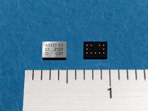 図1 - MB85AS12MTのパッケージ（表面・裏面）