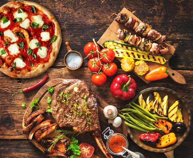 手ぶらで楽しめる豪華BBQメニューや、最新型窯オーブンで高速で焼き上げるピッツァの他、本格イタリアンをメインに豊富なメニューを用意 手ぶらで楽しめる豪華BBQメニューや、最新型窯オーブンで高速で焼き上げるピッツァの他、本格イタリアンをメインに豊富なメニューを用意