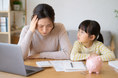 ＜“金融知識アレルギー層”の実態を調査＞「子どもに金融教育は必要」と考える親の4割が、自分自身はお金について学べていない
