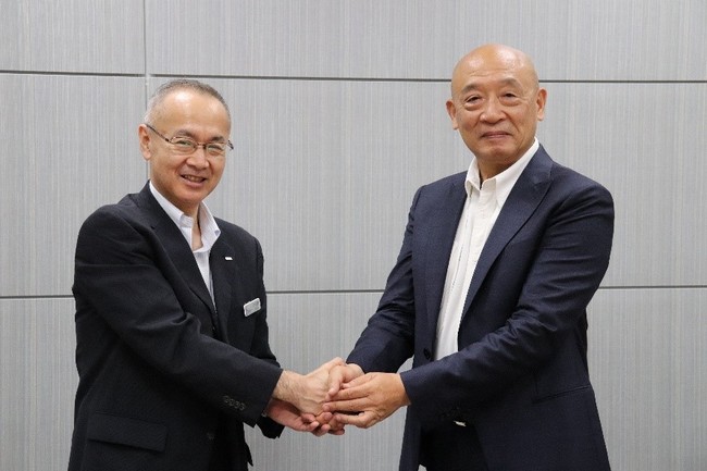 パートナー連携に合意した（向かって左から）日本旅行・小谷野社長と裕源・謝社長