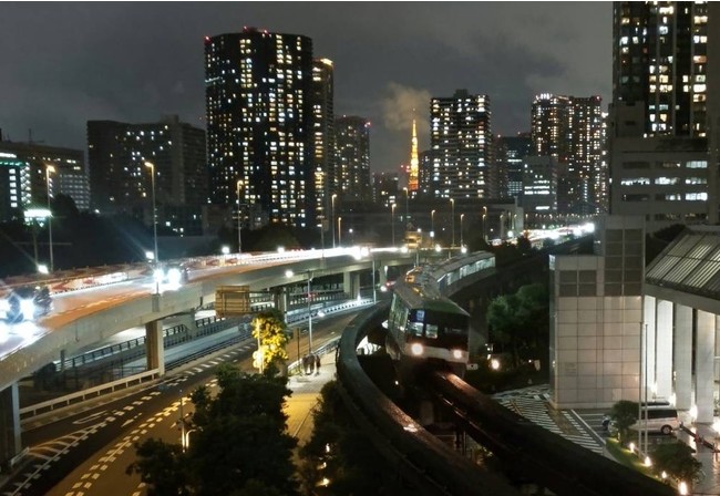 夜間の天王洲付近を走行する東京モノレール （写真提供：飛田厚氏）