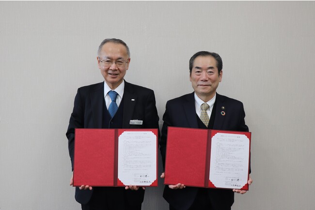 2月17日（金）、東京都・中央区の日本旅行本社にて締結調印式が行われました。 日本旅行・小谷野社長（左）、壱岐市・白川市長（右）