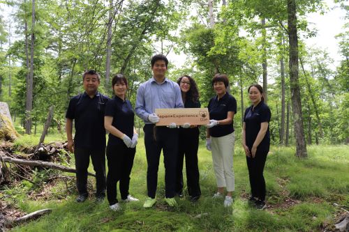 ▲７月６日（木）、アルピコグループ所有の山林での植樹を行った両社の参加メンバー