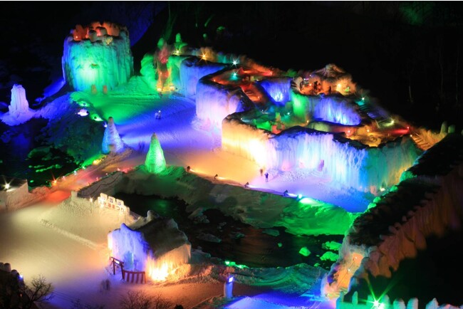毎年1～3月頃、北海道上川町で開催される「層雲峡温泉氷瀑まつり」は、約3ヶ月かけて制作される壮大な氷像が見どころ。マインクラフトでこの世界観を表現することに子どもたちが挑みます。