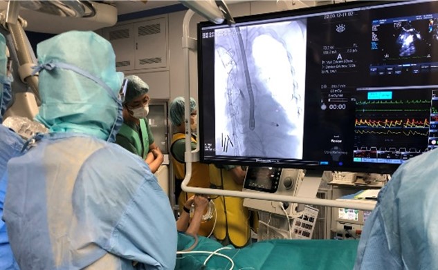 大阪警察病院の外科医師が Impella 5.5 SmartAssistの初症例において、患者さんの心臓内でポンプ稼働するImpella 5.5 SmartAssistの透視画像を確認