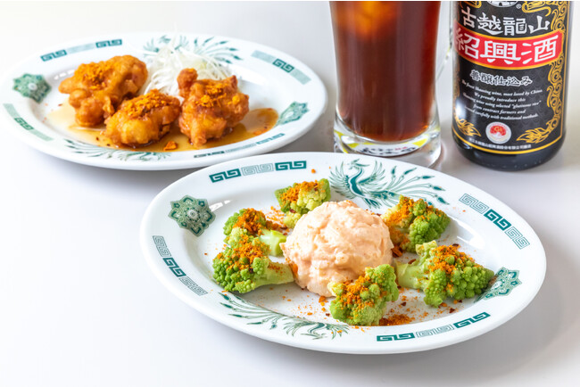 「ドラゴンハイボール(R)」に合うメニューとして開発された 「ロマネスコサラダ」（手前）と「ドラゴンチキン」（奥）