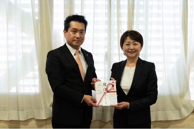2023年12月21日 行田市役所にて行われた感謝状贈呈式の様子 (左:弊社代表取締役社長 青野敬成、右:行田市長 行田邦子氏) 2023年12月21日 行田市役所にて行われた感謝状贈呈式の様子 (左:弊社代表取締役社長 青野敬成、右:行田市長 行田邦子氏)
