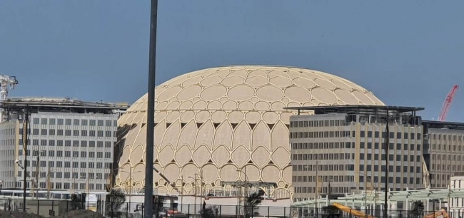 今年開催されるドバイ万博では、  中核施設「アル・スワル・ドーム」において世界最大の映像スクリーンを施工