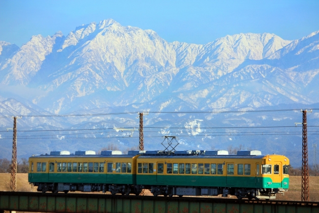 剱岳と富山地方鉄道 10030形　写真提供：とやま観光推進機構