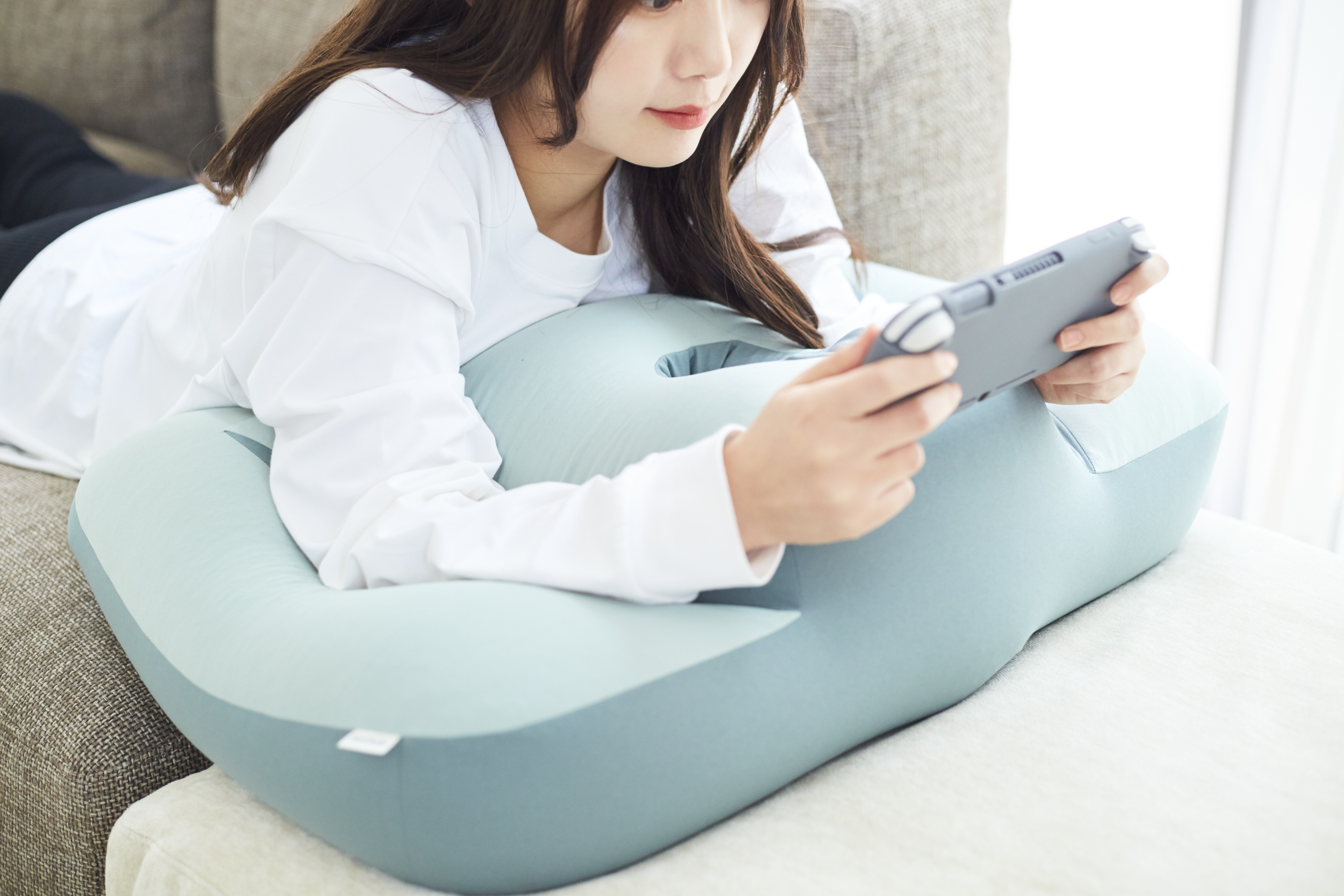 うつ伏せでのゲームやスマホ鑑賞にこだわった枕「NeOchi PillOw(ねおちピロー )」がクラウドファンディングで好評!『ゲーミング枕』として話題になり発売1週間で応援購入総額1,500万円を突破!|クロスプラス株式会社のプレスリリース うつ伏せでのゲームやスマホ鑑賞にこだわった枕「NeOchi PillOw(ねおちピロー )」がクラウドファンディングで好評!『ゲーミング枕』として話題になり発売1週間で応援購入総額1,500万円を突破!|クロスプラス株式会社のプレスリリース