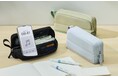 開くとスマホが立てかけられる「ツールペンケース<カバコ>(ハーフポケット)」を発売