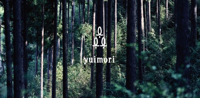 「yuimori（ユイモリ）」のブランドロゴ（背景は「結（ゆい）の森」）