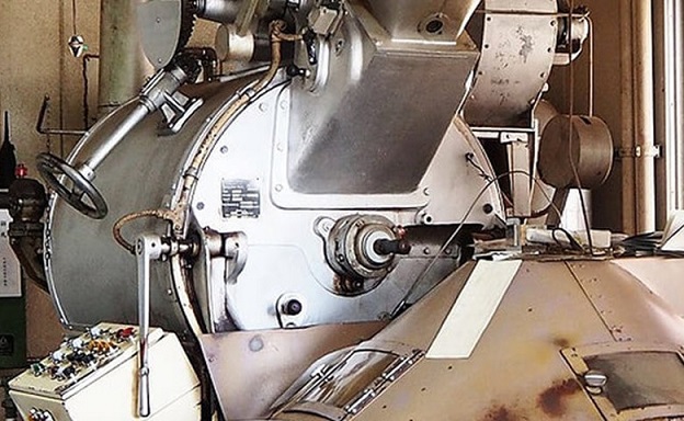 紀州備長炭で焙煎する共和コーヒー店の焙煎機