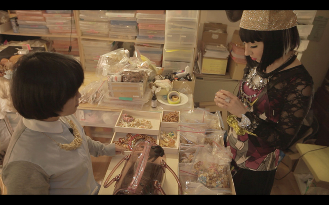 広田 理恵(ひろた りえ) 樹脂で固めた本物のお菓子を用いた アクセサリーブランド「ROTARI PARKER」のデザイナー。