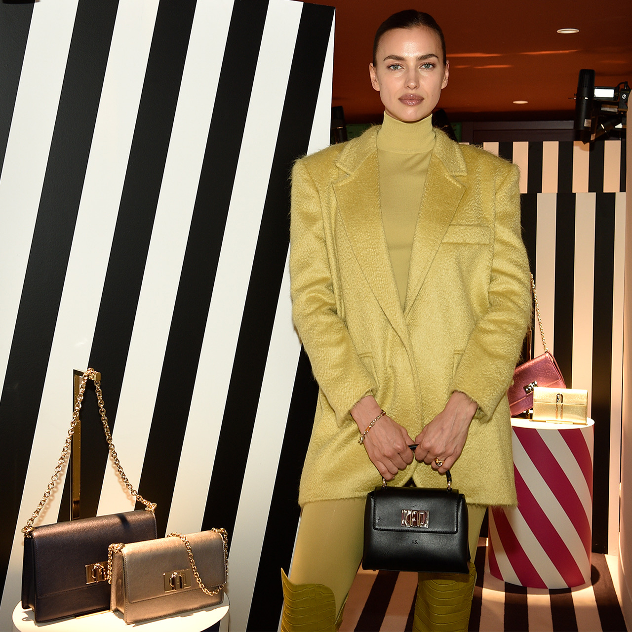 フルラ、ミラノにて2020秋冬コレクション展示会を開催。特別ゲストにスーパーモデルのイリーナ・シェイクが登場
