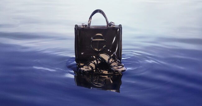 TELLY JELLY バッグ M ￥34,100、スライドサンダル ￥19,800