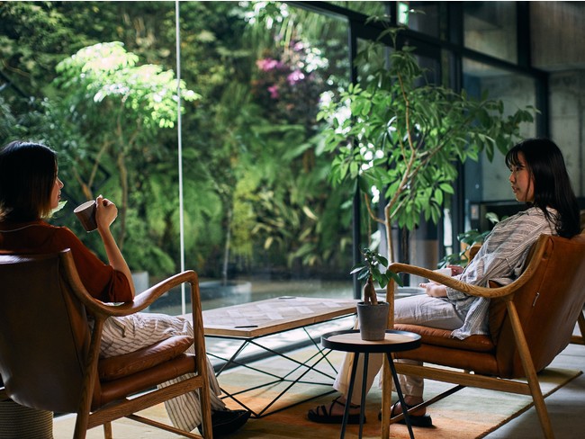 グリーンウォールが映える豊かな空間、フリーWiFi、コンセプト完備のカフェでお仕事の合間にほっとひと息くつろげる時間をお過ごしください。