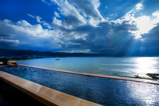 諏訪湖と一体となったかのような景色を味わえる萃 sui-諏訪湖の展望露天
