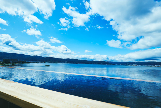 諏訪湖と湯船が一体となったかのような景色が味わえる展望露天風呂
