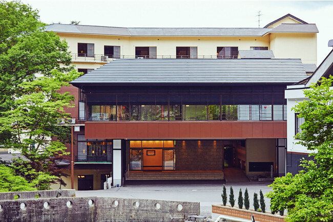 長野県の蓼科高原にある本館「蓼科 親湯温泉」の外観